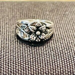 Very sweet 925 silver child’s size ring (3.5)